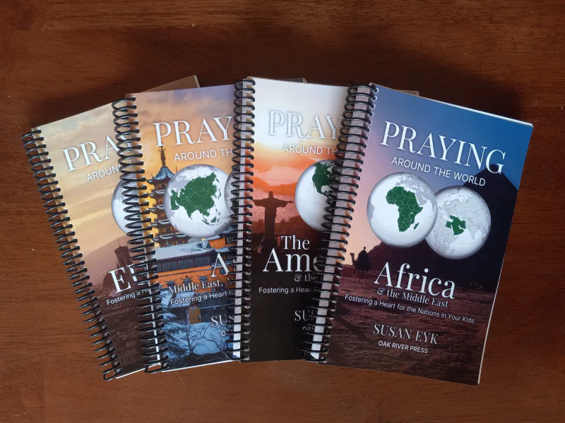 Praying Around the World: Complete Set (Cover)